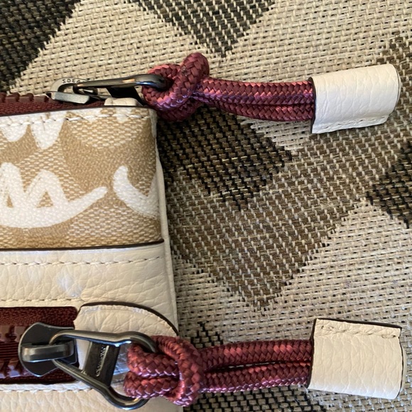 Authentic Coach Vale Gallery Pouch In Signature Canvas With Rexy By Guang Yu - Picture 3 of 9